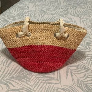 Raffia beach bag.